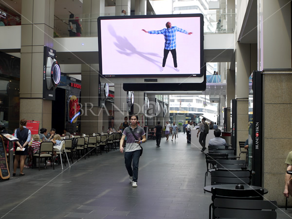 Uniqlo (Led Screen)