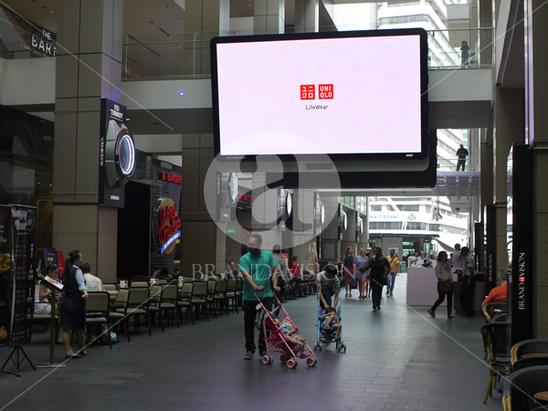 Uniqlo (Led Screen)